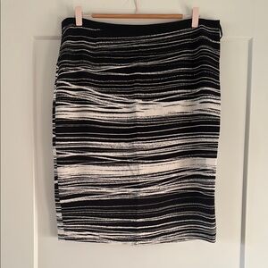 Hugo boss black and white skirt lined with zipper